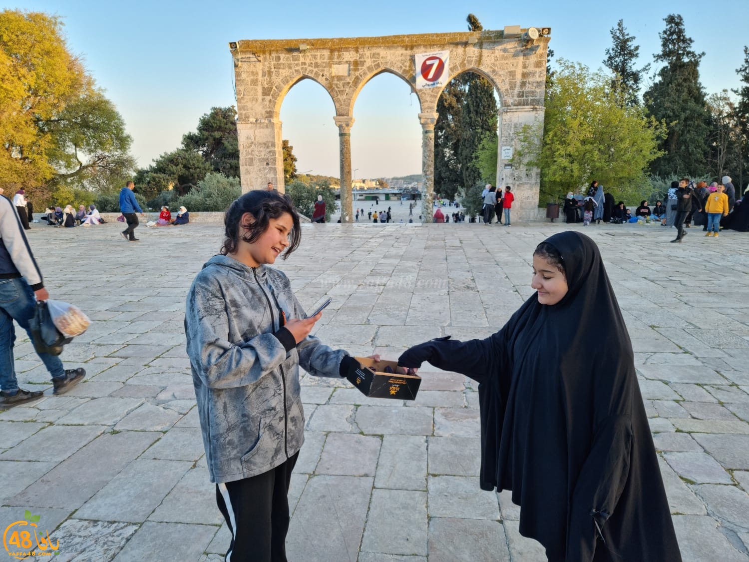  جولة في رحاب المسجد الأقصى قبيل موعد الافطار